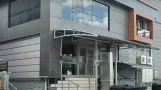 Serdivan'da kliniği kurşunladılar