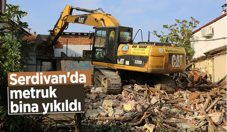 Serdivan'da metruk bina yıkıldı