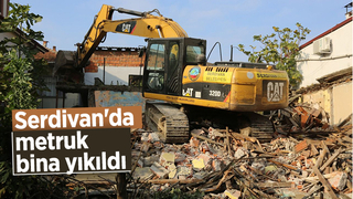 Serdivan'da metruk bina yıkıldı