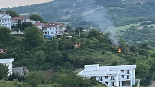 Serdivan'da prefabrik ev yangında kullanılamaz hale geldi.