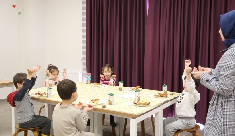  Serdivan'da tekne orucu tutan çocuklara erken iftar