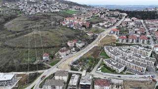 Serdivan'da yeni arterin istinat duvarları tamamlandı