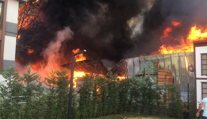 Süper marketler zincirinin deposu alev alev