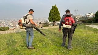 Serdivan Şehitliği'nde kapsamlı yeşil alan bakımı