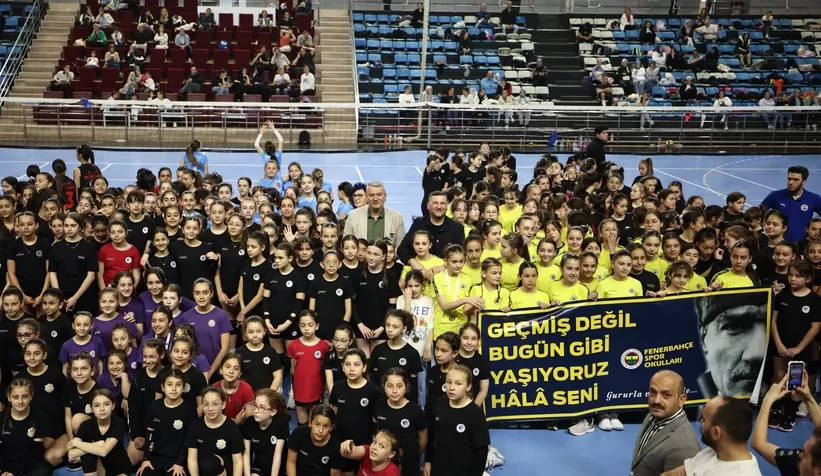 Serdivan’da 23 Nisan’a özel mini voleybol şenliği