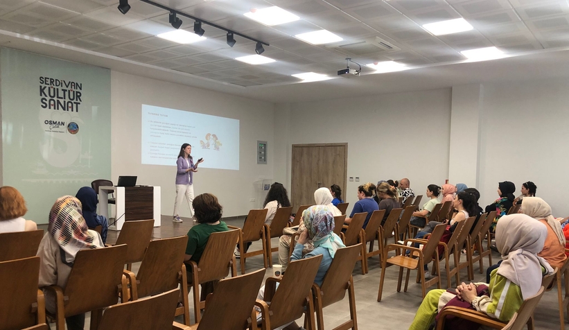 Serdivan’da aile yılı seminerleri sürüyor