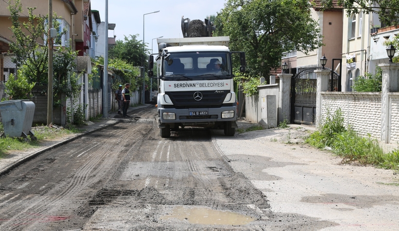 Serdivan’da asfalt atağı