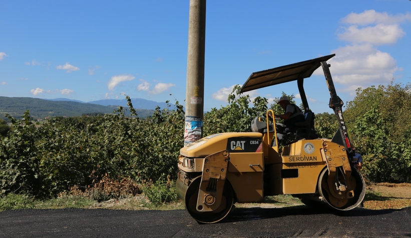 Serdivan’da asfalt mesaisi sürüyor