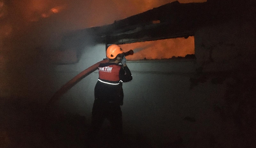 Serdivanda caminin çay ocağı alev alev yandı