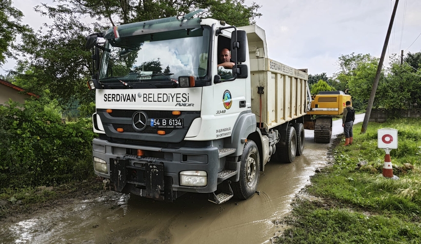 Serdivan’da yağış sonrası onarım ve temizlik çalışması