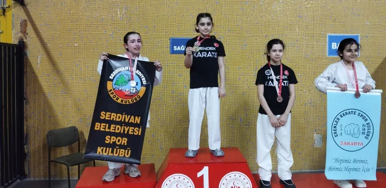 Serdivanlı sporcular, Minikler - Yıldızlar Türkiye Karate Şampiyonası İl Seçmeleri'nda 25 madalya aldı.