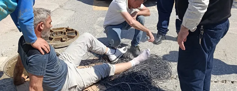 Servis aracı telekom çalışanının ayağını ezdi