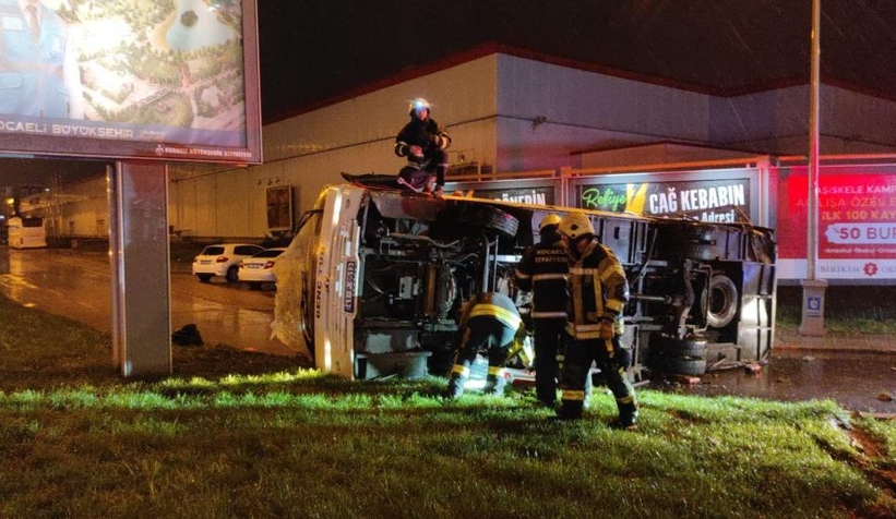 Servis midibüsü binaya çarpıp yan yatarak durabildi
