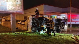 Servis midibüsü binaya çarpıp yan yatarak durabildi