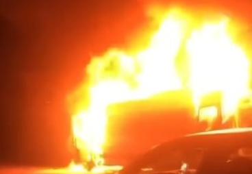 Servis minibüsü alev topuna döndü