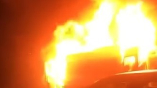 Servis minibüsü alev topuna döndü