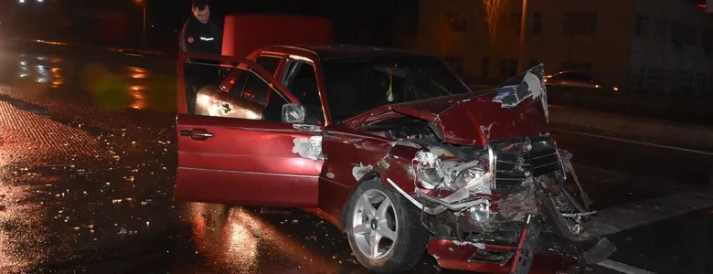 Servis minibüsü ile otomobil çarpıştı; 2 yaralı