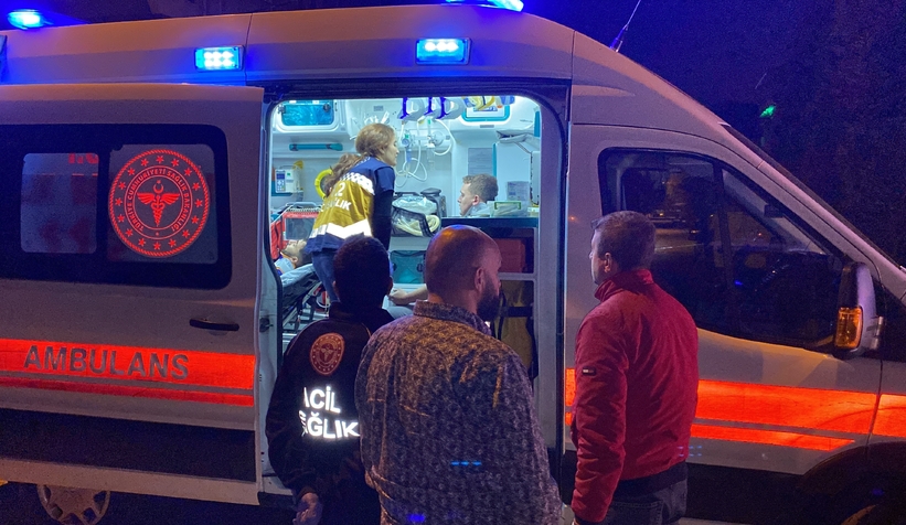 Servis minibüsü ile otomobil çarpıştı: 3 yolcu yaralı