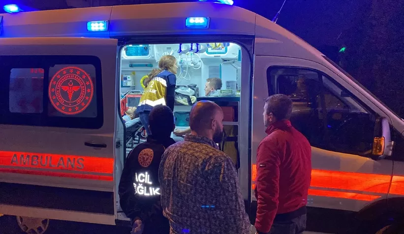 Servis minibüsü ile otomobil çarpıştı: 3 yolcu yaralı