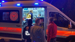 Servis minibüsü ile otomobil çarpıştı: 3 yolcu yaralı