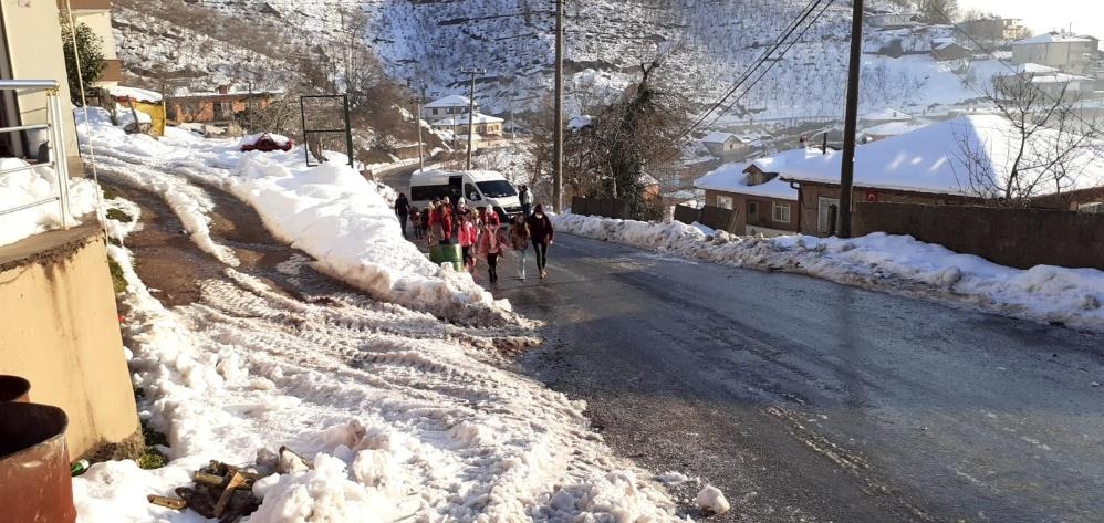 Servis yolda kaldı, öğrenciler okula yürüme gitti