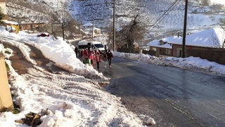 Servis yolda kaldı, öğrenciler okula yürüme gitti