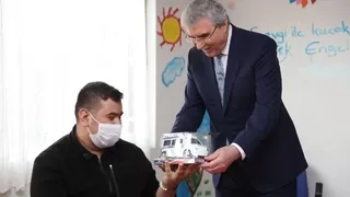 Sevgi ile kucaklayan yürek engel tanımaz