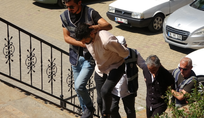 Sevgilisinin parmaklarını satırla kesti