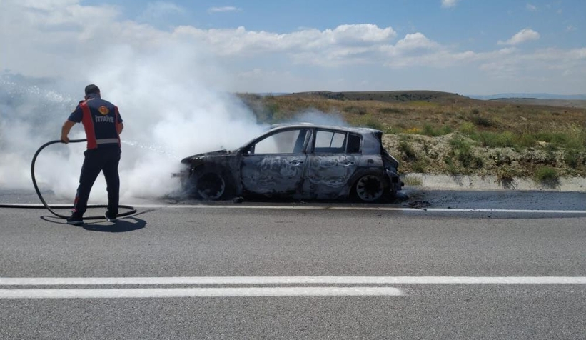 Seyir halinde yanan araç kül oldu