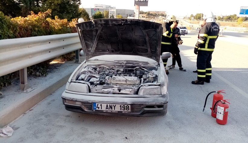 Seyir halindeki araçtan bir anda alevler yükseldi