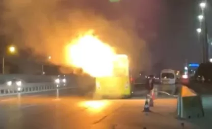 Seyir halindeki belediye otobüsü alev alev yandı