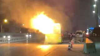 Seyir halindeki belediye otobüsü alev alev yandı