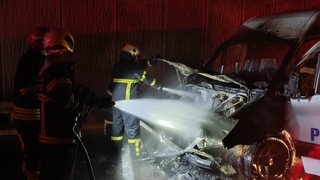 Seyir halindeki işçi servisi yandı