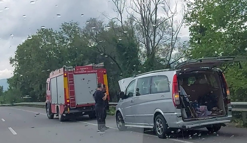 Seyir halindeki minibüs alev aldı