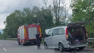 Seyir halindeki minibüs alev aldı