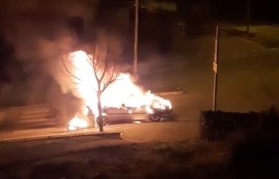 Seyir halindeki otomobil alev alev yandı