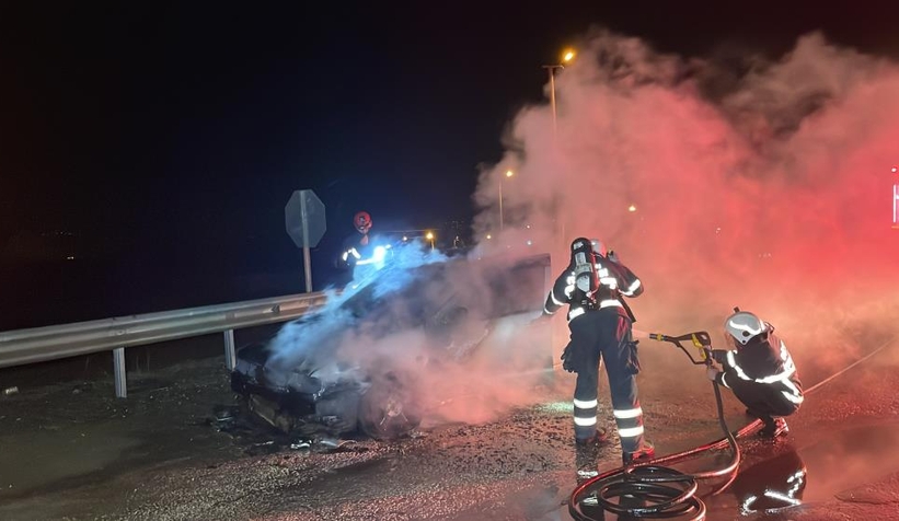 Seyir halindeki otomobil yandı