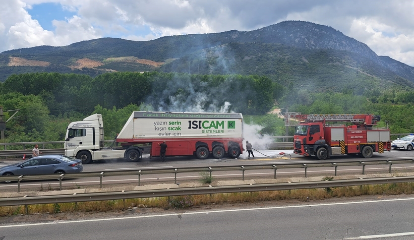 Seyir halindeki tır alev aldı