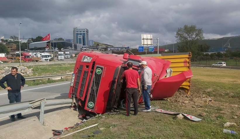 Seyir halindeki tır devrildi