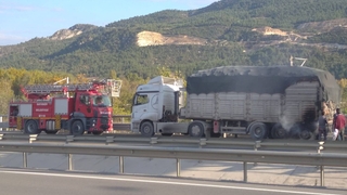 Seyir halindeki tırdan alevler yükseldi