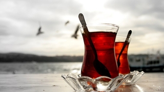 Sıcak çay içmek ömrü uzatıyor!