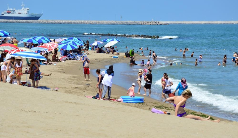 Sıcak havadan bunalan sahile akın etti