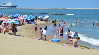 Sıcak havadan bunalan sahile akın etti