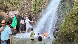 Sıcaktan bunalan şelaleye koştu
