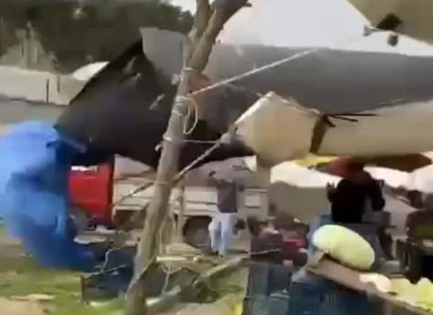 Şiddetli lodos pazar yerini dağıttı