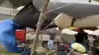 Şiddetli lodos pazar yerini dağıttı