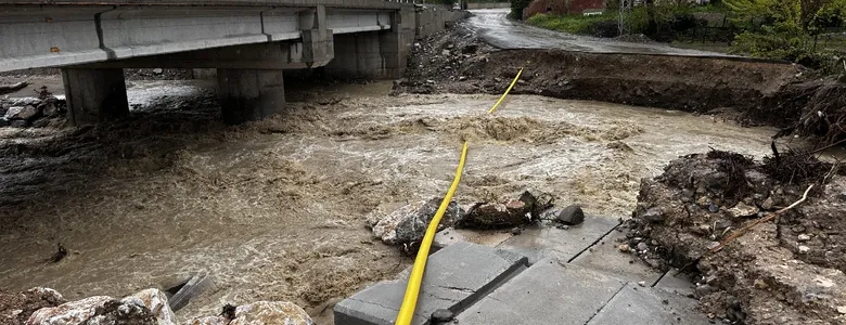 Şiddetli yağış sonucu dere kenarındaki yol çöktü