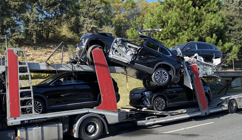 Sıfır TOGG taşıyan tır, üst geçide vurunca araçlar hasar aldı
