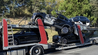 Sıfır TOGG taşıyan tır, üst geçide vurunca araçlar hasar aldı