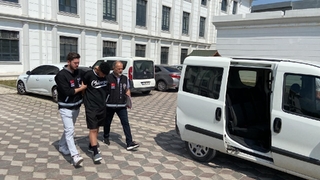 Silah zoruyla güneş gözlüğü ve cep telefonu silah  gasp etti